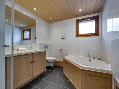 Salle de bains dans l'établissement Duplex rénové à Val-d'Isère, confortable, 7 pers. - FR-1-862-16