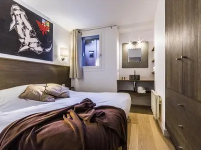 Un ou plusieurs lits dans un hébergement de l'établissement Val d'Isère : Appartement 8 pers, 4 ch, terrasse spacieuse - FR-1-862-11