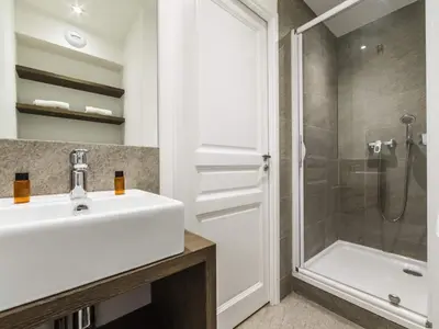 Salle de bains dans l'établissement Val d'Isère : Appartement 8 pers, 4 ch, terrasse spacieuse - FR-1-862-11