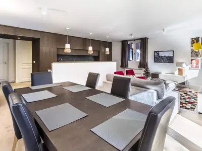 Télévision ou salle de divertissement dans l'établissement Val d'Isère : Appartement 8 pers, 4 ch, terrasse spacieuse - FR-1-862-11