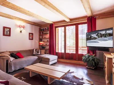 Télévision ou salle de divertissement dans l'établissement Appartement lumineux avec terrasse et parking couvert, Val-d'Isère - FR-1-862-36