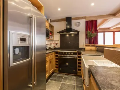 Cuisine ou kitchenette dans l'établissement Appartement lumineux avec terrasse et parking couvert, Val-d'Isère - FR-1-862-36