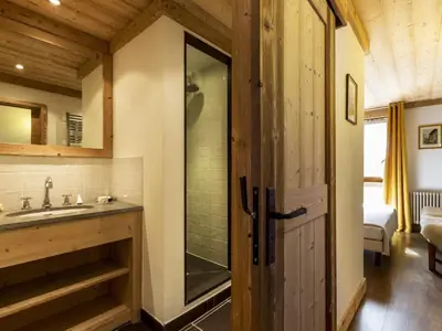 Salle de bains dans l'établissement Appartement lumineux avec terrasse et parking couvert, Val-d'Isère - FR-1-862-36