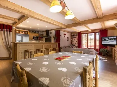 Cuisine ou kitchenette dans l'établissement Appartement lumineux avec terrasse et parking couvert, Val-d'Isère - FR-1-862-36
