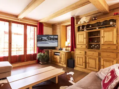 Télévision ou salle de divertissement dans l'établissement Appartement lumineux avec terrasse et parking couvert, Val-d'Isère - FR-1-862-36