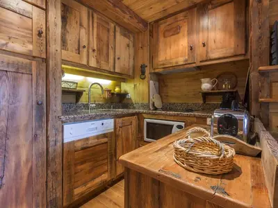 Cuisine ou kitchenette dans l'établissement Duplex confortable 5 pers. ski aux pieds, balcon Val-d'Isère - FR-1-862-34
