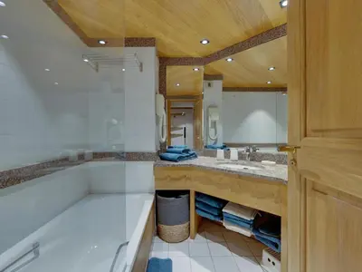 Salle de bains dans l'établissement Charmant appartement rénové, 4 pers, centre Val d'Isère, au pied des pistes - FR-1-862-48