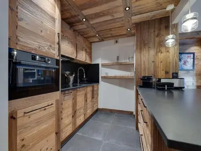Cuisine ou kitchenette dans l'établissement Charmant appartement rénové, 4 pers, centre Val d'Isère, au pied des pistes - FR-1-862-48
