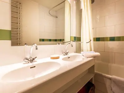 Salle de bains dans l'établissement Appartement Ski aux pieds avec Balcon et Parking à Val-d'Isère - FR-1-862-61