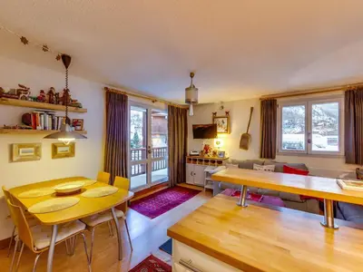 Coin salon dans l'établissement Appartement Ski aux pieds avec Balcon et Parking à Val-d'Isère - FR-1-862-61
