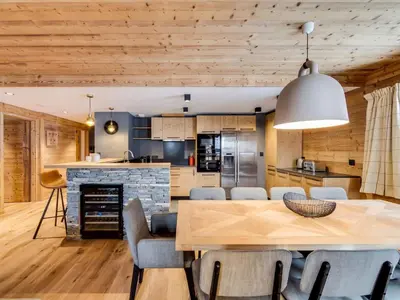 Cuisine ou kitchenette dans l'établissement Appartement rénové proche pistes, 3 chambres, parking couvert - FR-1-862-10