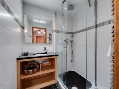 Salle de bains dans l'établissement Appartement 4 pers au pied des pistes avec balcon, Val-d'Isère - FR-1-862-46