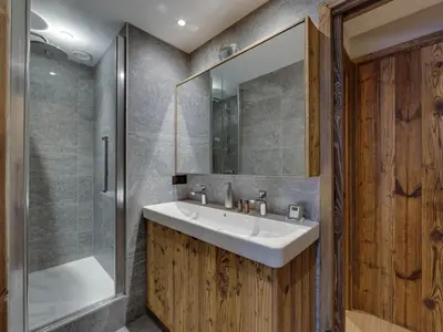 Salle de bains dans l'établissement Appartement rénové, proche pistes, centre Val-d'Isère, 5 pers, WIFI - FR-1-862-29