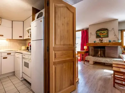 Cuisine ou kitchenette dans l'établissement Duplex confortable 3 chambres, proche pistes et commerces - FR-1-862-21