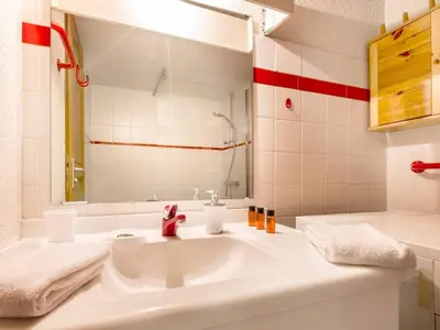 Salle de bains dans l'établissement Duplex confortable 3 chambres, proche pistes et commerces - FR-1-862-21