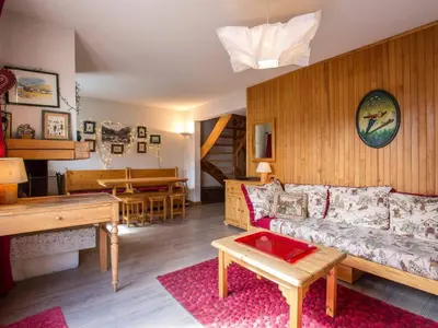 Coin salon dans l'établissement Duplex confortable 3 chambres, proche pistes et commerces - FR-1-862-21
