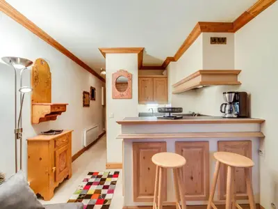 Cuisine ou kitchenette dans l'établissement Studio confortable centre Val d'Isère proche pistes, wifi - FR-1-862-65