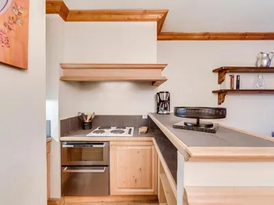Cuisine ou kitchenette dans l'établissement Studio confortable centre Val d'Isère proche pistes, wifi - FR-1-862-65