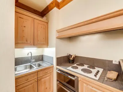Cuisine ou kitchenette dans l'établissement Studio confortable centre Val d'Isère proche pistes, wifi - FR-1-862-65