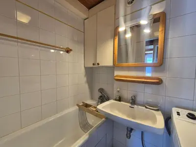 Salle de bains dans l'établissement Appartement fonctionnel Skis aux pieds avec balcon à Tignes - FR-1-502-615