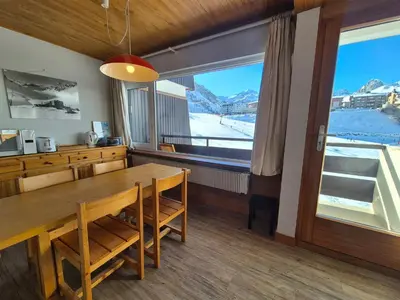 Cuisine ou kitchenette dans l'établissement Appartement fonctionnel Skis aux pieds avec balcon à Tignes - FR-1-502-615