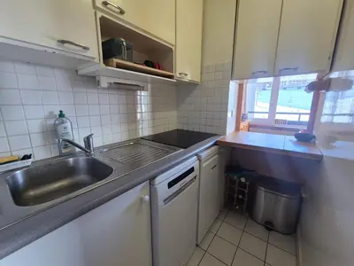 Cuisine ou kitchenette dans l'établissement Appartement fonctionnel Skis aux pieds avec balcon à Tignes - FR-1-502-615