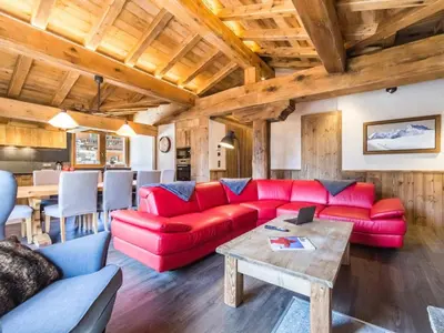 Coin salon dans l'établissement Appartement rénové avec cheminée, 4 chambres au cœur du Vieux Val-d'Isère - FR-1-862-5