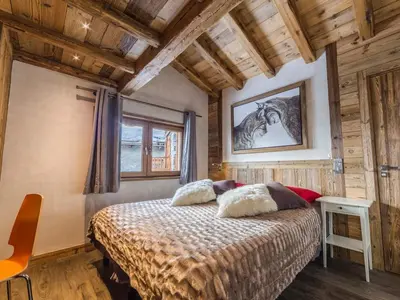 Un ou plusieurs lits dans un hébergement de l'établissement Appartement rénové avec cheminée, 4 chambres au cœur du Vieux Val-d'Isère - FR-1-862-5
