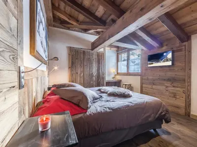 Un ou plusieurs lits dans un hébergement de l'établissement Appartement rénové avec cheminée, 4 chambres au cœur du Vieux Val-d'Isère - FR-1-862-5
