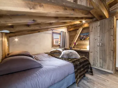 Un ou plusieurs lits dans un hébergement de l'établissement Appartement rénové avec cheminée, 4 chambres au cœur du Vieux Val-d'Isère - FR-1-862-5