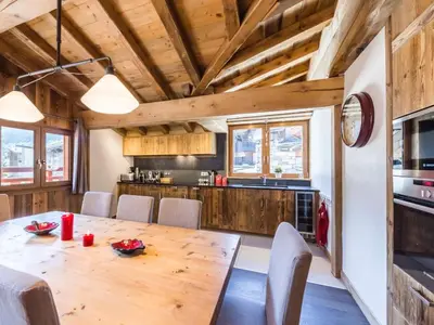 Cuisine ou kitchenette dans l'établissement Appartement rénové avec cheminée, 4 chambres au cœur du Vieux Val-d'Isère - FR-1-862-5