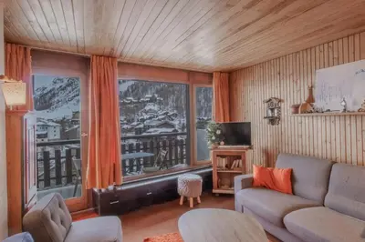 Télévision ou salle de divertissement dans l'établissement Iseran 804 appartement cosy avec vue