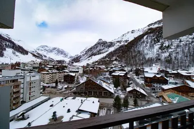 Vue générale sur la montagne ou vue sur la montagne depuis l'appartement