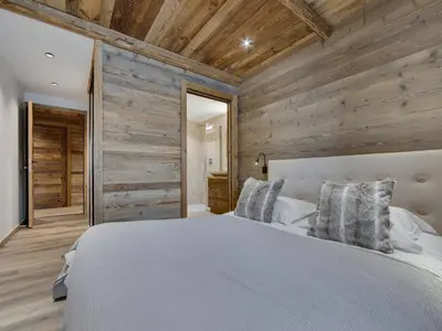 Un ou plusieurs lits dans un hébergement de l'établissement Appartement rénové 4 chambres ski aux pieds avec parking à Val-d'Isère - FR-1-862-9