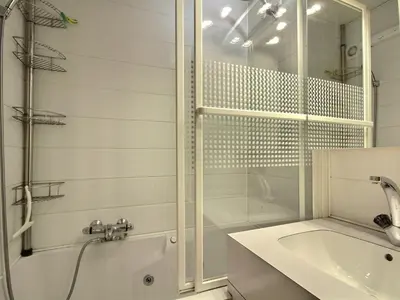 Salle de bains dans l'établissement Studio central avec balcon à Belle Plagne, 4 pers - FR-1-455-289