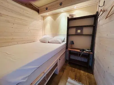 Un ou plusieurs lits dans un hébergement de l'établissement Appartement rénové 4 pièces, proche centre, balcon, WIFI, 7-8 pers - FR-1-346-598