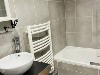 Salle de bains dans l'établissement Appartement rénové 4 pièces, proche centre, balcon, WIFI, 7-8 pers - FR-1-346-598