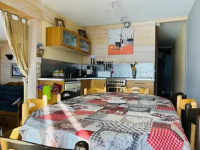 Cuisine ou kitchenette dans l'établissement Appartement rénové 4 pièces, proche centre, balcon, WIFI, 7-8 pers - FR-1-346-598