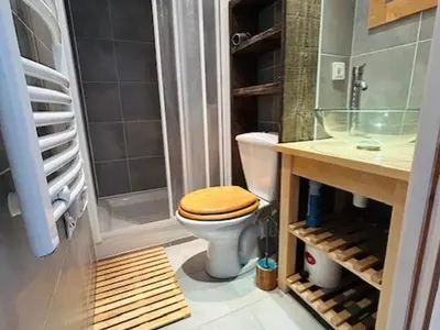 Salle de bains dans l'établissement Appartement rénové 4 pièces, proche centre, balcon, WIFI, 7-8 pers - FR-1-346-598