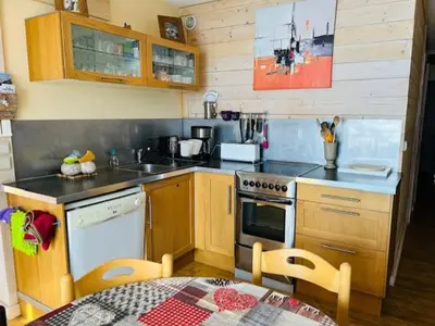 Cuisine ou kitchenette dans l'établissement Appartement rénové 4 pièces, proche centre, balcon, WIFI, 7-8 pers - FR-1-346-598