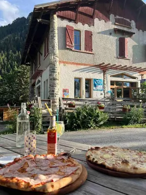 Vue générale sur la montagne ou vue sur la montagne depuis le chalet
