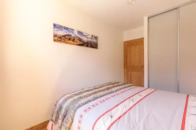 Un ou plusieurs lits dans un hébergement de l'établissement Beautiful apt in L'Ecrin Arc 1800, 8 people, 3 bedrooms, 80m3, sauna, hammam, gym