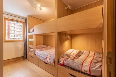 Un ou plusieurs lits dans un hébergement de l'établissement Beautiful apt in L'Ecrin Arc 1800, 8 people, 3 bedrooms, 80m3, sauna, hammam, gym