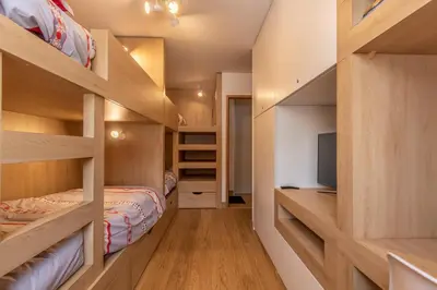 Un ou plusieurs lits dans un hébergement de l'établissement Beautiful apt in L'Ecrin Arc 1800, 8 people, 3 bedrooms, 80m3, sauna, hammam, gym