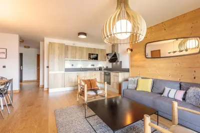 Cuisine ou kitchenette dans l'établissement Beautiful apt in L'Ecrin Arc 1800, 8 people, 3 bedrooms, 80m3, sauna, hammam, gym