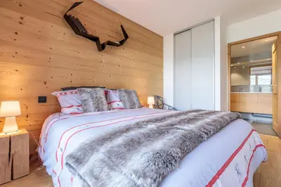 Un ou plusieurs lits dans un hébergement de l'établissement Beautiful apt in L'Ecrin Arc 1800, 8 people, 3 bedrooms, 80m3, sauna, hammam, gym
