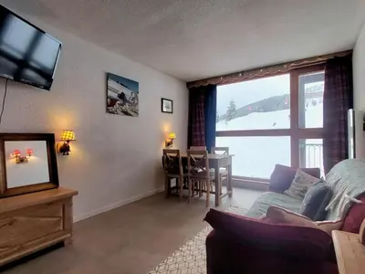 Télévision ou salle de divertissement dans l'établissement Appartement ski aux pieds avec balcon - FR-1-346-603