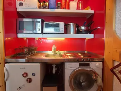 Cuisine ou kitchenette dans l'établissement Appartement ski aux pieds avec balcon - FR-1-346-603