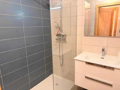 Salle de bains dans l'établissement Appartement moderne, proche centre et téléphérique - FR-1-464-262