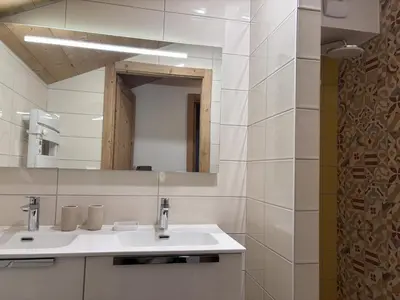 Salle de bains dans l'établissement Duplex 4P+Mezzanine, 10 Pers, Près Téléphérique & Commerces - FR-1-464-263